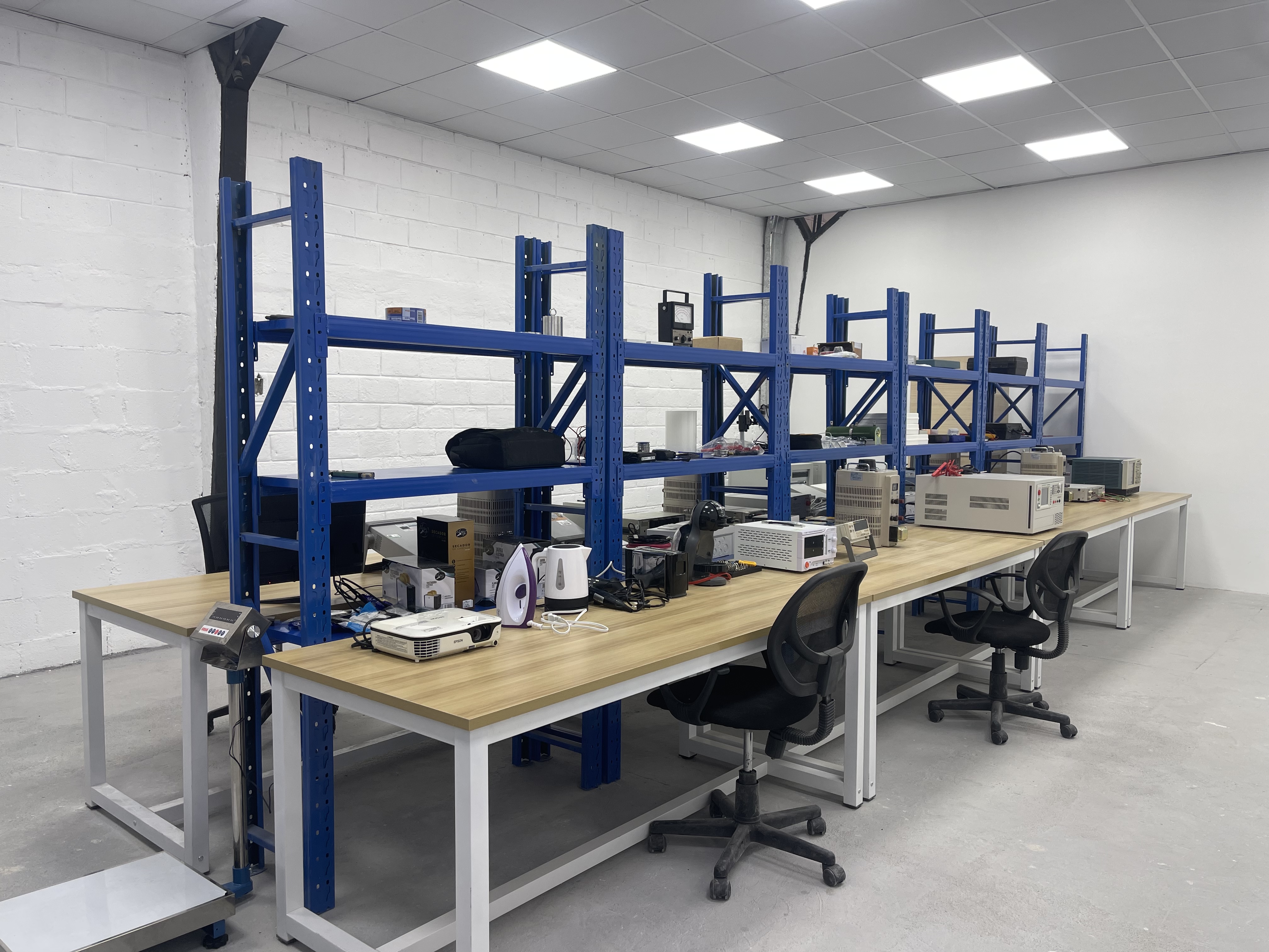 Instrument benches and environmental test equipment in the Quito laboratory