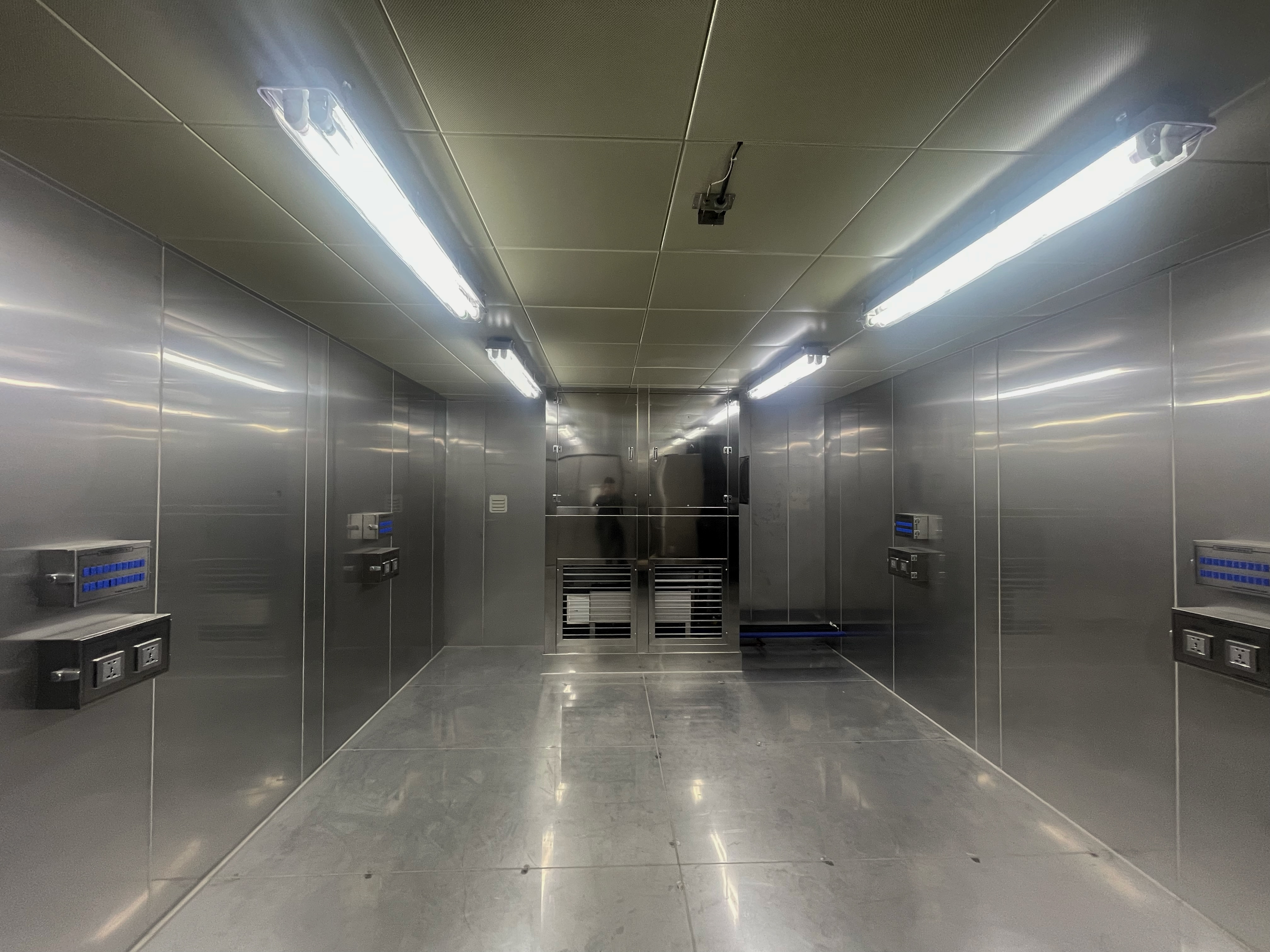 Stainless steel temperature-controlled test room with active lighting